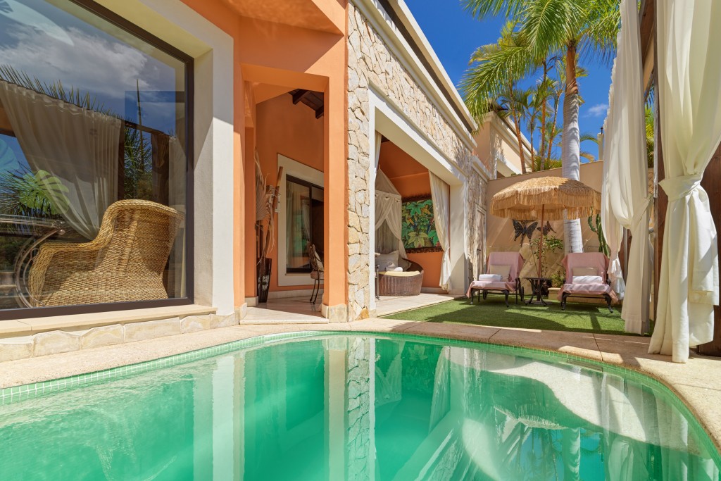 https://www.royalgardenvillas.com/assets/themes/www.royalgardenvillas.com/img/rooms/Piscina_Villa_Duquesa__1_dorm3.tmedium.jpg